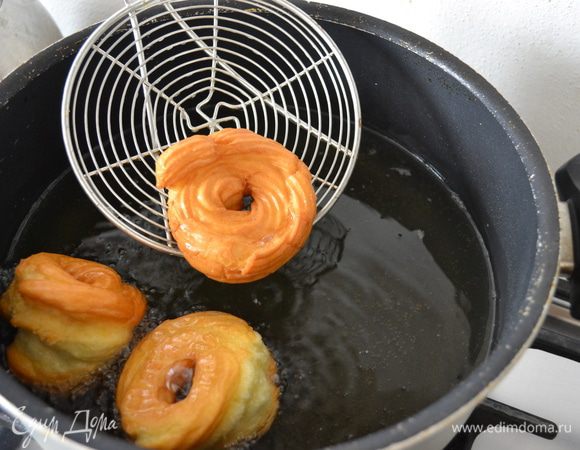 Обжаренные с двух сторон пончики выкладываем на кухонное бумажное полотенце - убираем лишний жир.