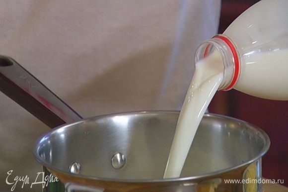Налить в небольшую кастрюлю 1 стакан молока и прогреть его практически до кипения.