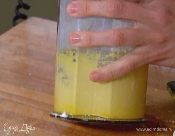 Соединить 3 желтка, крахмал, 3 ст. ложки сахарной пудры, ванильный экстракт и взбить миксером в пышную массу.