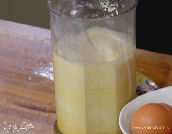 Не прекращая взбивать, тонкой струйкой влить горячее молоко, а затем вернуть все обратно в кастрюлю.