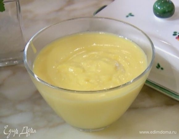 Непрерывно помешивая, прогревать яично-молочную массу на медленном огне, пока она не загустеет.