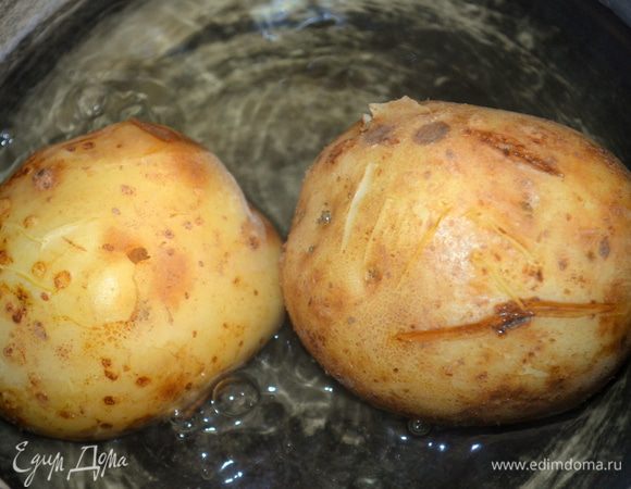 Картофель отварить в мундире - это важно, т.к. такой картофель будет менее водянистым! 