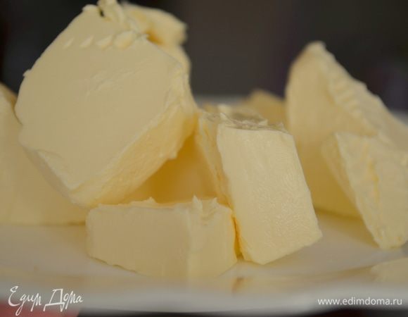 сливочное масло нарубить на кубики