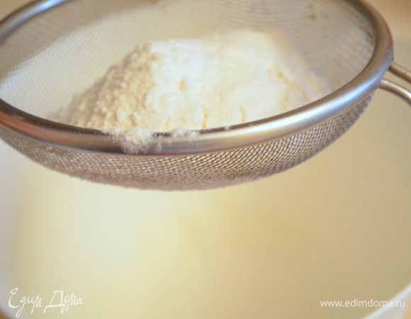 муку просеять с разрыхлителем в большую миску 