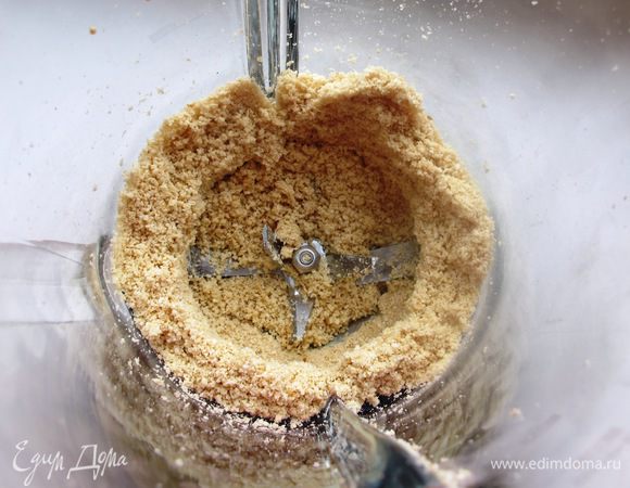 С помощью блендера измельчить кунжут в пасту.