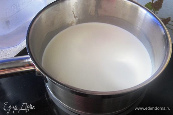 Молоко и половину сливок влить в кастрюлю, поставить на средний огонь, довести до кипения, проварить 1 минуту.