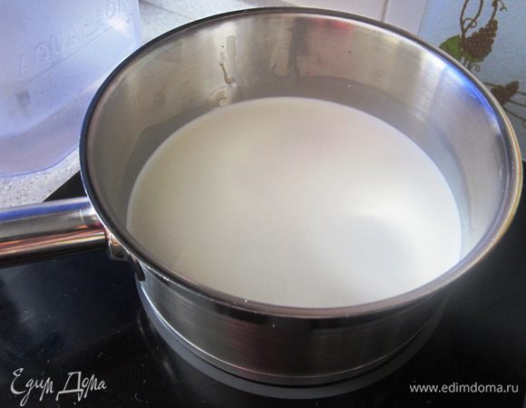 Молоко и половину сливок влить в кастрюлю, поставить на средний огонь, довести до кипения, проварить 1 минуту. 