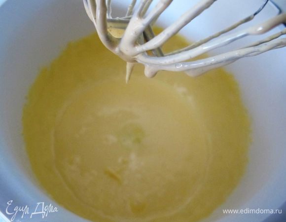 Влить немного молока в желтки, тщательно взбить. Перелить массу обратно в кастрюлю. Готовить на маленьком огне (!), рамешивая деревянной ложкой, пока крем не начнет ее слегка обволакивать.