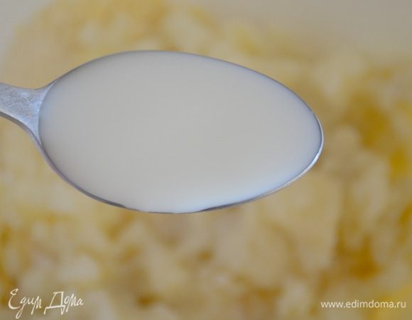 в тесто добавляем картофельное пюре и молоко (сливки), замешиваем тесто 