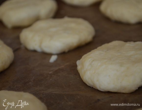 выкладываем на лист с бумагой для выпечки, смазанной маслом и чуть придавливаем. выпекаются они 15 минут при 220 градусах. 