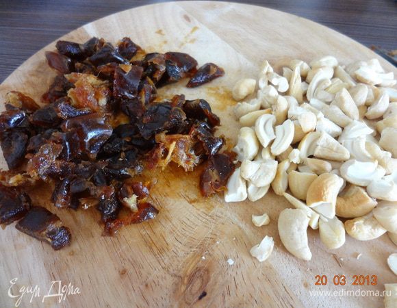 Орехи подсушить в разогретой до 180°C духовке, поломать на небольшие кусочки. Финики освободить от косточки и измельчить ножом.