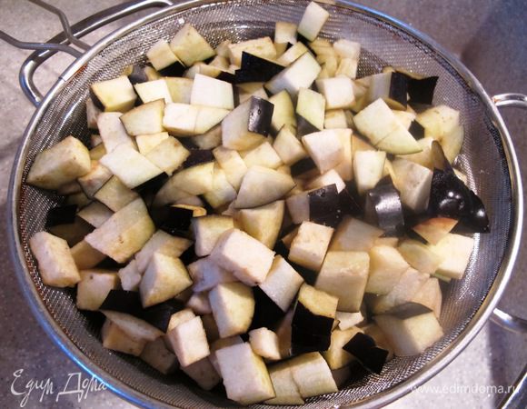 Баклажаны порезать кубиками, выложить в дуршлаг, посыпать солью, оставить на 30 мин: баклажаны пустят сок.