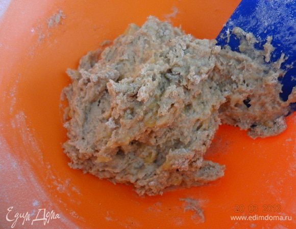 Овсяную муку просеять с разрыхлителем и добавить к банановой смеси. Хорошо все смешать. Получится плотное, но липкое тесто.