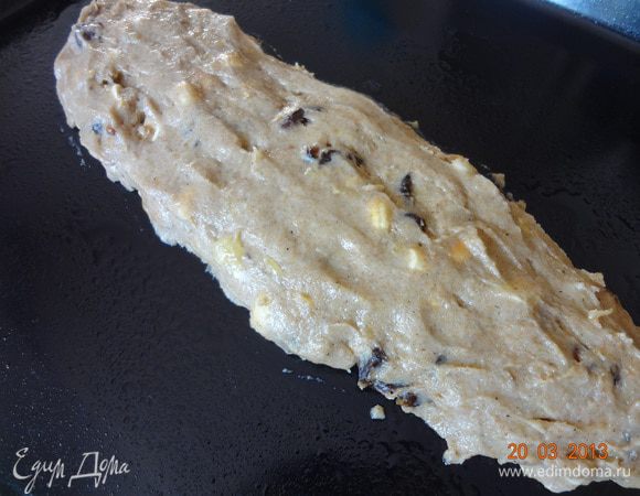 Противень смазать маслом или застелить бумагой для выпечки, выложить тесто в виде батончика, придавая ему форму мокрыми руками. Отправить в духовку на 20–25 минут.