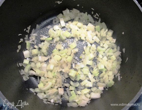 Лук и сельдерей порезать, добавить в ту же кастрюлю где жарились баклажаны, огонь уменьшить, если необходимо добавить еще масла. Обжарить до мягкости минут 5.
