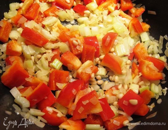 Перец порезать. 
Добавить вместе с кедровыми орешками в кастрюлю, пассировать минут 5.