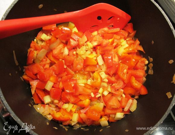 Помидоры мелко порезать, добавить в кастрюлю вместе с 50 мл воды. Тушить пока жидкость не испарится. Хорошо поперчите, посолите.