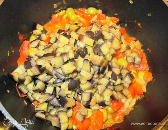 Добавить в кастрюлю уксус, сахар, оливки томите минут в 3. Положить баклажаны, тушить минут 5-6.