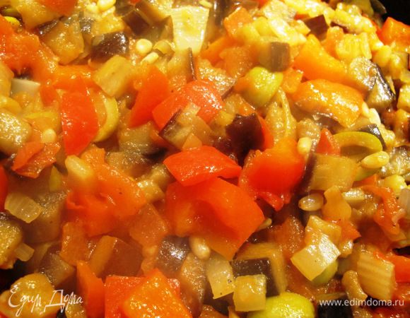 Снять с огня, дать остыть, заправить петрушкой. Спагетти отварить до состояния аль денте. Подавать с капонатой.