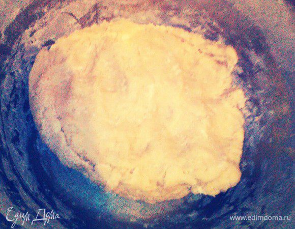 Замесить тесто. Поставить в холодильник на 15 минут. 