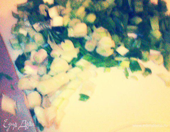 Лук-порей, репчатый, зеленый мелко нарезать.