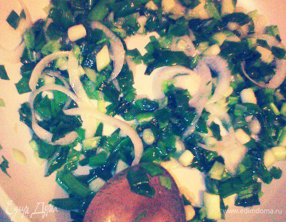 Разогреть сливочное масло на сковороде. Пожарить лук 1-2 минуты. 