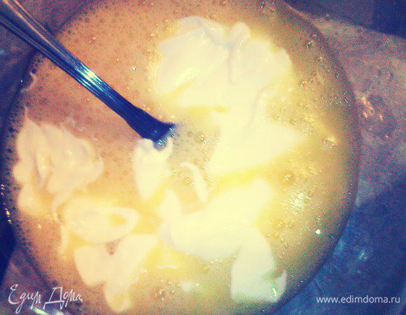 Смешать 2 яйца, сметану, натертый сыр,  орех. 