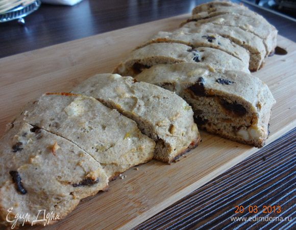 Достать из духовки, оставить остывать минут на 10–15. Затем нарезать на кусочки и отправить в духовку для подсушивания (по 5 минут с каждой стороны). Достать готовое печенье и дать ему полностью остыть. Подавайте бискотти с кофе.