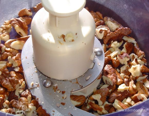 Измельчаем орехи с помощью кухонного процессора.