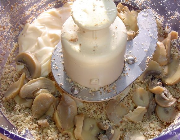 1/3 измельченных орехов убираем, а к оставшимся добавляем грибы и майонез, затем измельчаем до однородной массы.