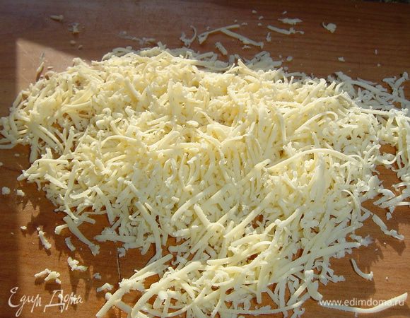 Сыр натираем на мелкой терке.
