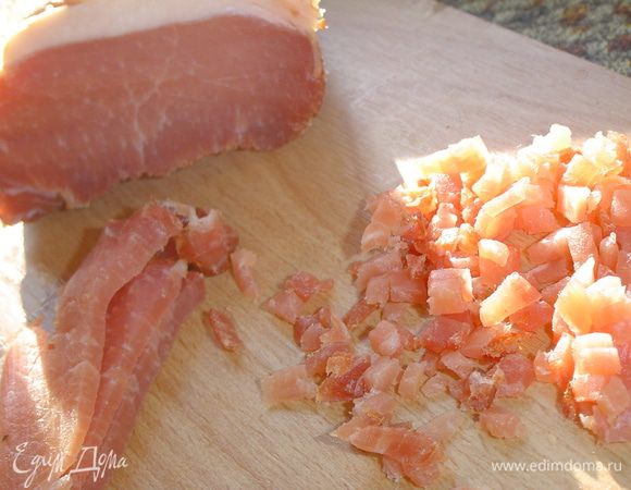 балык нарезаем мелкими кубиками, чеснок пропускаем через чеснокодавку.