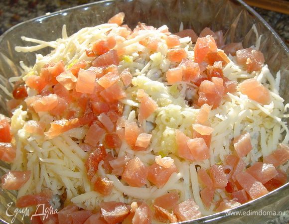 2/3 натертого сыра,чеснок,балык добавляем к полученной массе и хорошенько перемешиваем.