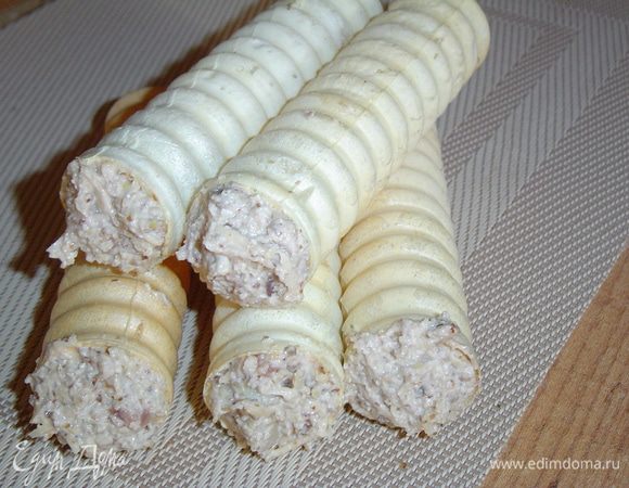 Готовые вафельные трубочки начиняем полученным фаршем.