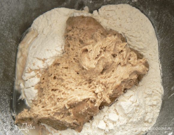 В миску для замеса теста поместить все ингредиенты, кроме клюквы и ореха. Месить миксером 3 минуты на низкой скорости и 3 минуты на средней скорости, до  хорошо развитой клейковины. или же месить руками минут 15. (я замешивала в хлебопечке 4 мин)