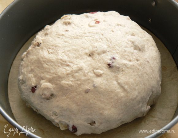 Сформировать круглый  хлеб выложить  в форму застеленный пергаментом, накрыть плёнкой и поставить подходить при комнатной температуре 50-60 минут (если Вы печёте без дрожжей, то хлеб будет расстаиваться 2-4 часа, время расстойки зависит от силы вашей закваски и от температуры).
