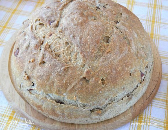 Выпекайте хлеб с паром 10 минут. Затем выпустите пар из духовки и пеките хлеб до готовность ещё 30 минут.
Готовый хлеб остудить на решётке.