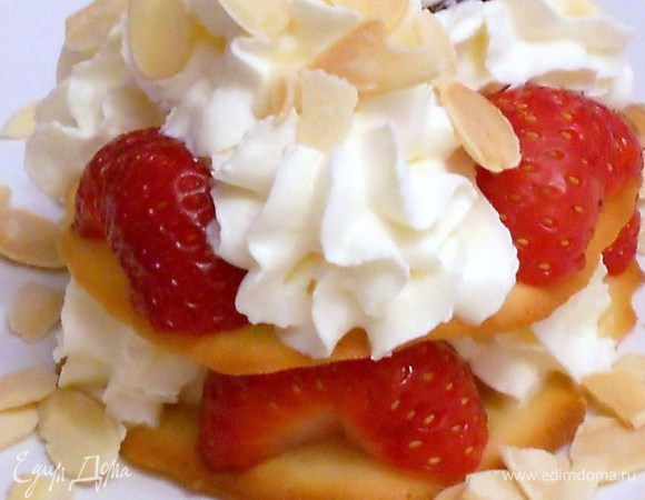 Посыпать миндальными лепестками, украсить верх фигурками из шоколада или кусочком горького шоколада.