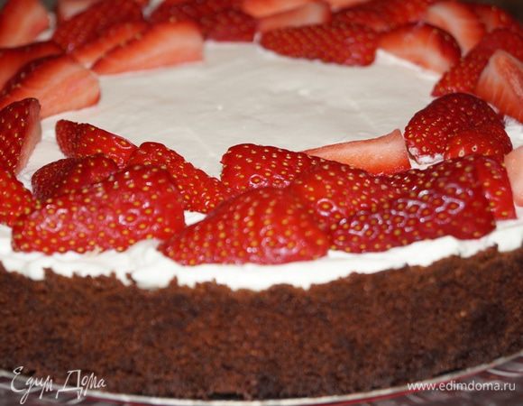 Перед подачей украсить пирог нарезанной на четвертинки клубникой.