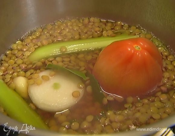 Чечевицу и фасоль по отдельности отварить согласно инструкции на упаковке.