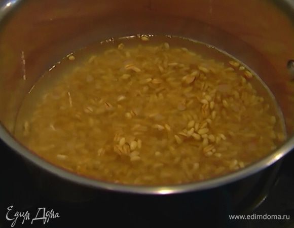 Зерна спельты высыпать в небольшую кастрюлю, залить кипятком и отварить.