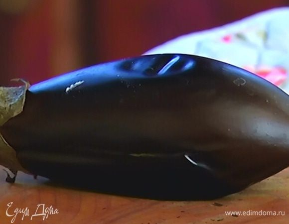 Баклажан выложить в противень и отправить в духовку.