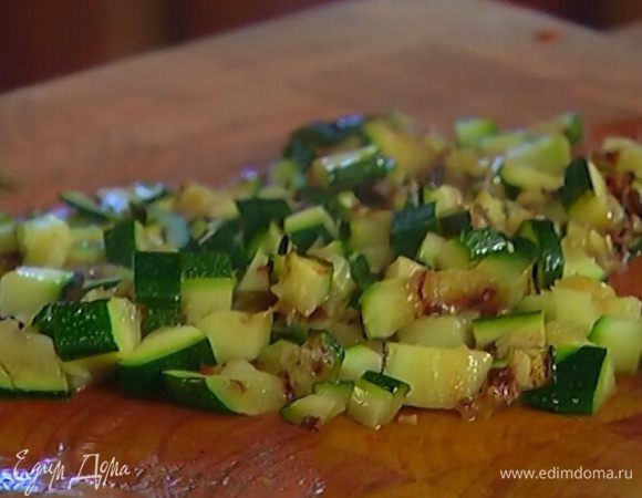 Разогреть в сковороде-гриль 1/2 ч. ложки оливкового масла и обжарить полоски цукини с двух сторон, затем нарезать небольшими кусочками.