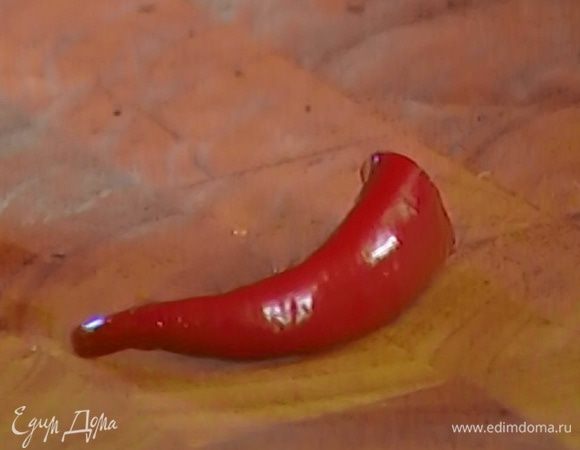 Перец чили, удалив семена, мелко порезать.