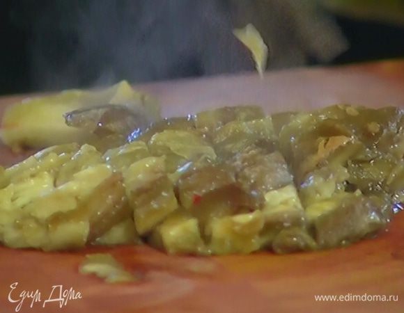 С запеченного баклажана снять кожицу, мякоть порезать кубиками.