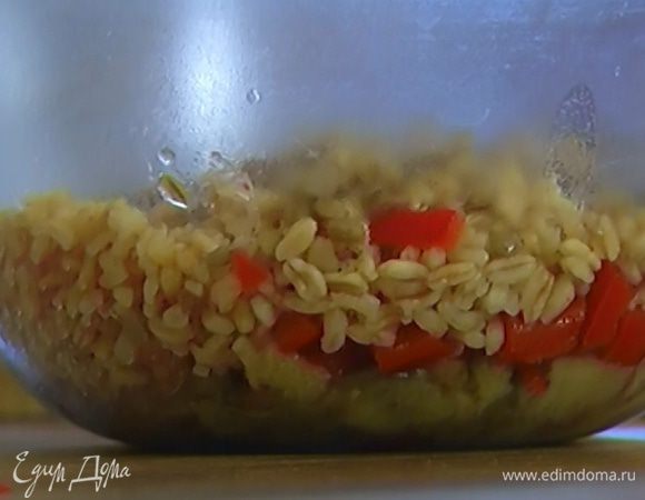 Баклажаны, сладкий перец, спелт, фасоль, чечевицу, чили и изюм выложить в салатницу, все перемешать.