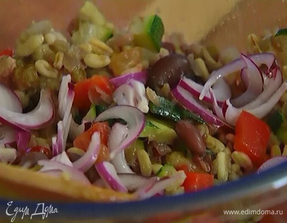 Добавить кусочки цукини и замаринованный лук (уксус сохранить).