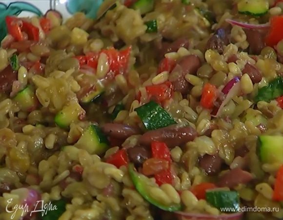 Полить салат оставшимся оливковым маслом и 1 ст. ложкой уксуса, в котором мариновался лук, посолить, поперчить и еще раз перемешать.