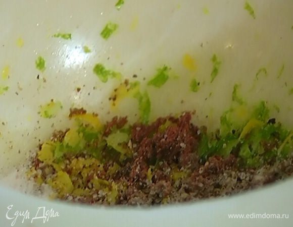 Кориандр измельчить в ступке, добавить цедру лайма и лимона, мусковадо, посолить, поперчить и перемешать.