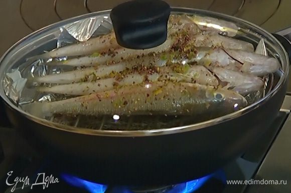 Рыбу смазать цитрусовой заправкой, выложить на решетку, накрыть сковороду крышкой и готовить 10–12 минут, не переворачивая.